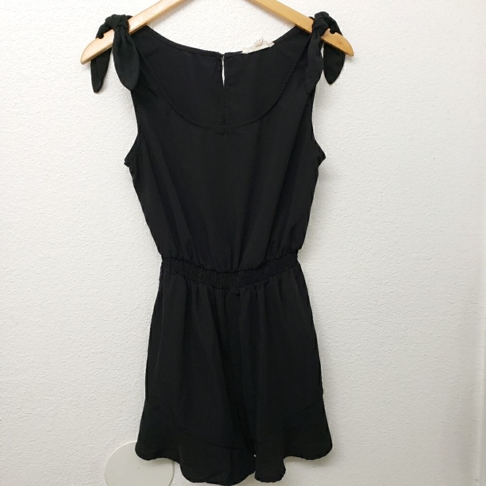 Kingston Grey Flowy Ruffle Black Sleeveless Romper Size S